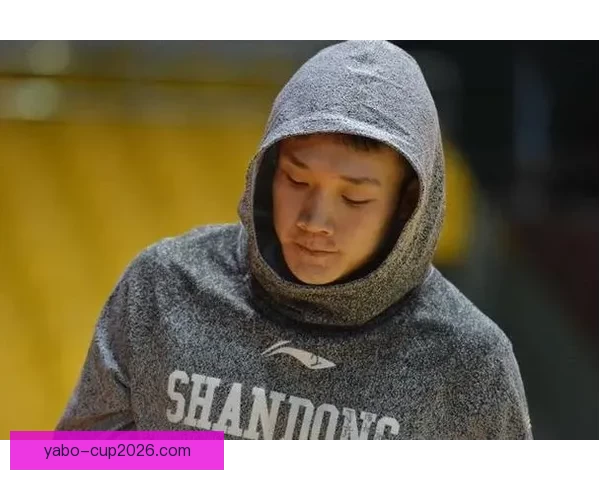 愿无大碍古德温倒地拼抢受压伤退场返回更衣室接受紧急治疗情况引关注