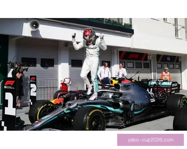 F1传奇汉密尔顿赛场风采与职业生涯全景解析